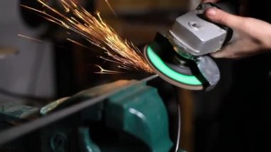 Demir boru öğüten kadın öğütücü kullanıyor