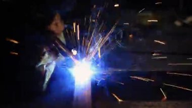 Çubuğun uçlarını öğütürken elektrotun kıvılcımı