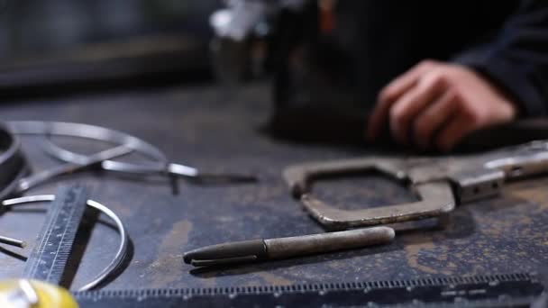 Женщина шлифовальный металлический стержень на столе с инструментом — стоковое видео