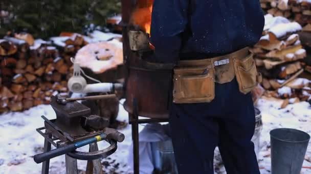 Ремесленница, стоящая возле кузницы с инструментами — стоковое видео