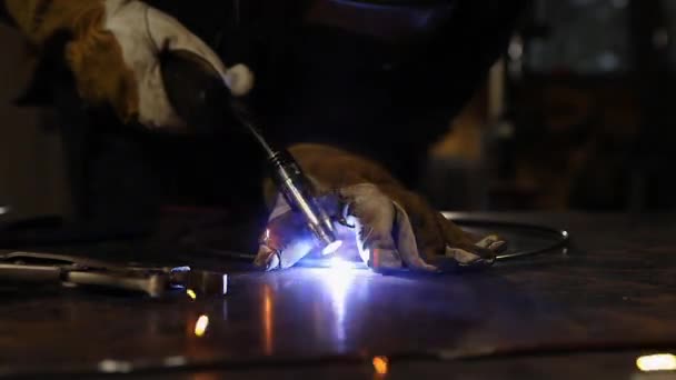 Mujer usando guantes usando electrodo — Vídeo de stock