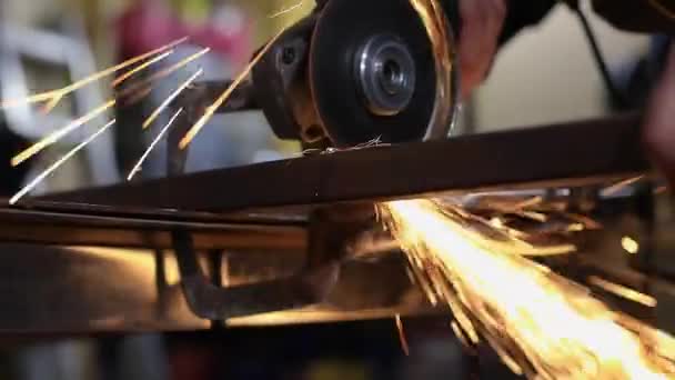 Slijpschijf snijdende metalen buis op de werkruimte — Stockvideo