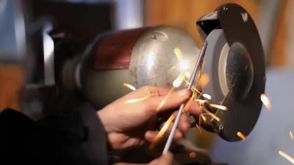 Female polishing rod with rotating grindstone — Stock Video