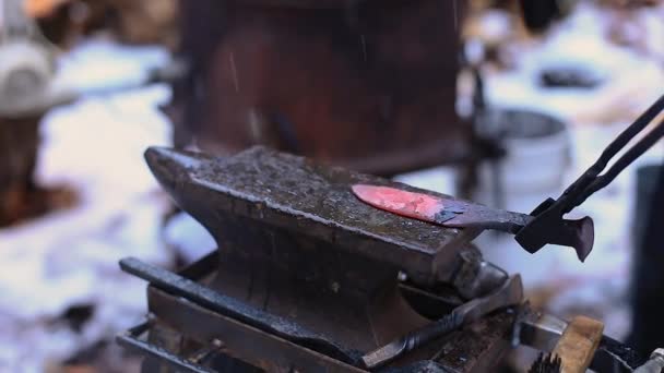 Herrero haciendo un cuchillo de un cojinete — Vídeos de Stock