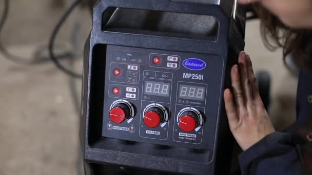 Γυναίκα ρύθμιση της θερμοκρασίας στη μηχανή συγκόλλησης — Αρχείο Βίντεο