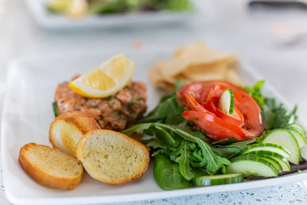 Jídlo jménem Tartare de saumon avec fleur de tomate — Stock fotografie