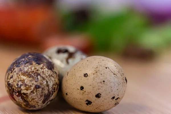 Trois œufs de caille avec fond flou — Photo