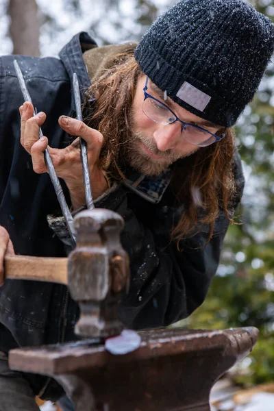 Documenting a blacksmiths work routine — Stock Photo, Image