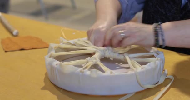 Moments d'apprentissage pendant l'atelier de batterie autochtone — Video