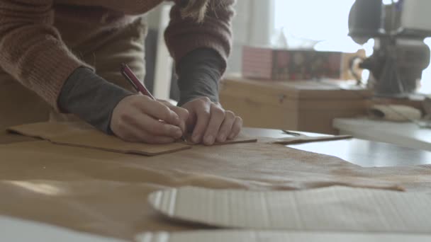 Ingewikkelde details van het maken van lederen mocassins — Stockvideo