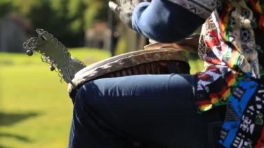 Kültür gününde davul çalan bir adam