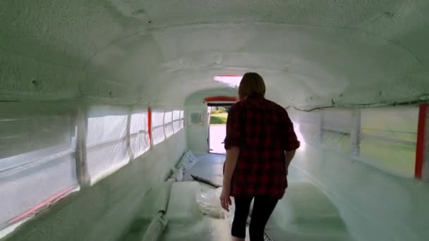 Πλήρως πολυουρεθανικό μονωμένο σχολικό λεωφορείο — Αρχείο Βίντεο