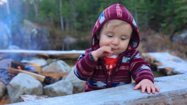 Boldog kisbaba mosolyog a kamerába — Stock videók