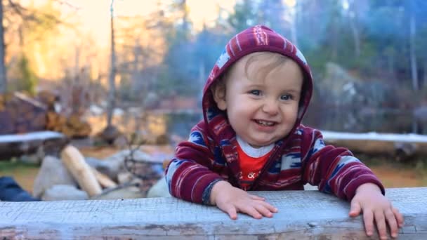 Чарівний щасливий малюк у фокусі — стокове відео