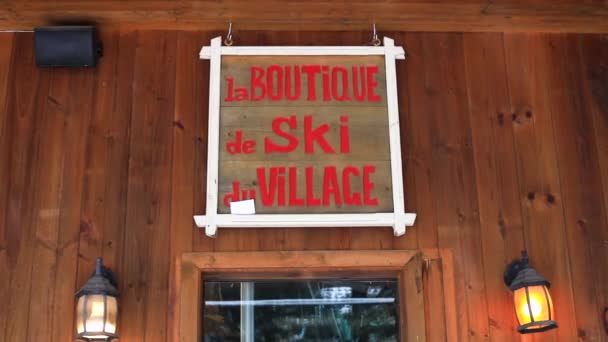 Lokaler Bekleidungsladen in einem verschneiten Dorf — Stockvideo