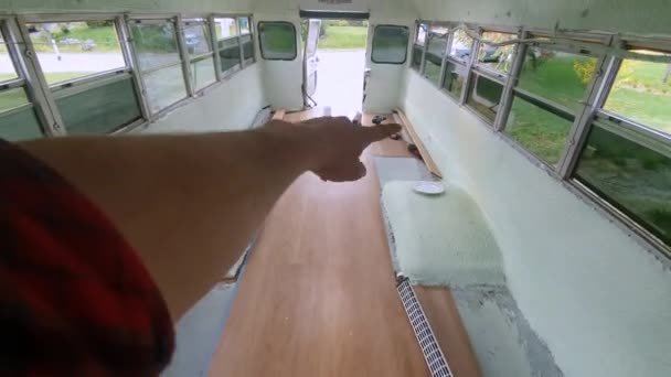 Okul otobüsünün son döşeme işlemi — Stok video