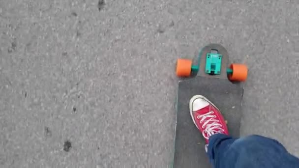 Uma pessoa que gosta de patinar em uma estrada — Vídeo de Stock