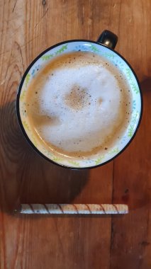 Cappuccino bardağı yukarıdan yakın.