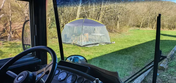 Vista de una zona de camping desde una gran caravana —  Fotos de Stock