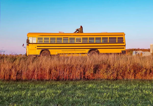 Vintage žlutý školní autobus dobrodružství — Stock fotografie