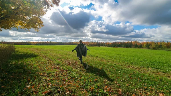 Jovem explorando a natureza em um dia ensolarado — Fotografia de Stock