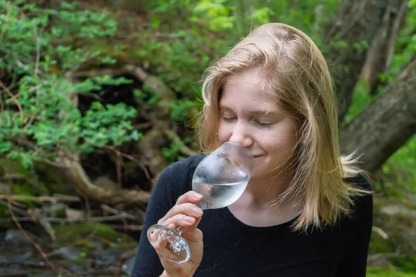 Disfrutando de una bebida en la orilla de un río — Foto de Stock