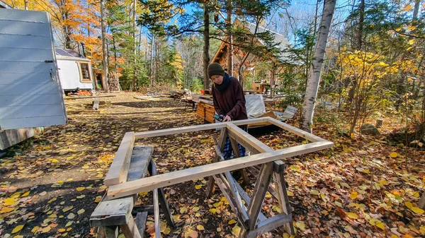 Vlastní budování mini domu v lese — Stock fotografie