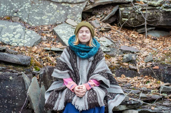 Mujer joven meditando en una cantera — Foto de Stock