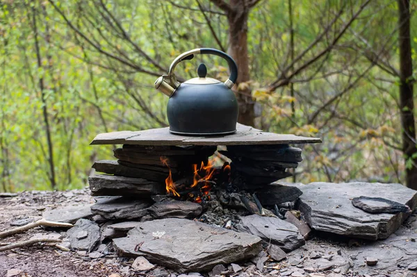 Výroba konvici čaje při kempování venku — Stock fotografie