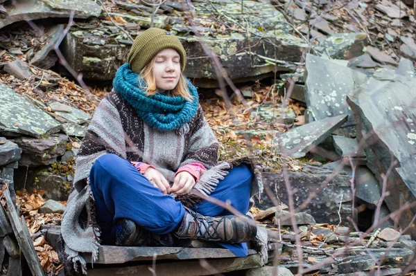 Mujer joven meditando en una cantera — Foto de Stock