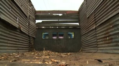 Şeker kamışı teslimat kamyonu tarlaların yanında duruyor.