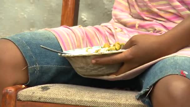 A person eating traditional food of Fiji — Stock Video