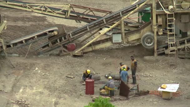 Trabalhadores do poço de pedra tendo discussão no trabalho — Vídeo de Stock