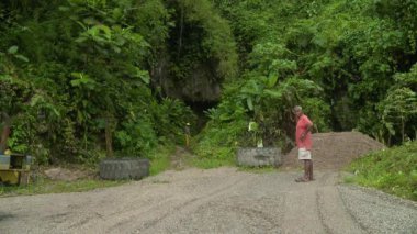 Uzun mağaraların yakınında taş ocağı işçileri
