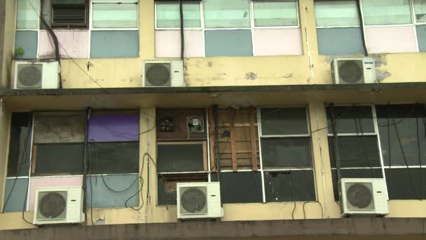 Antiguo edificio residencial con pintura en mal estado — Vídeo de stock
