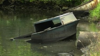Bulanık suda terk edilmiş bir tekne.