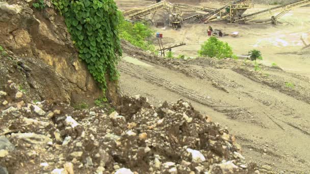 Komplexe Arbeiten an Steingrube im Fokus — Stockvideo