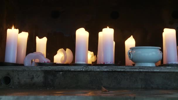 Gottesdienst in Korea, ein Altar voller Kerzen — Stockvideo