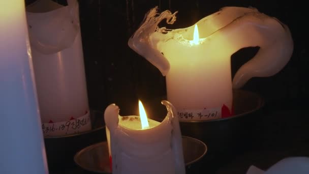 Поклоніння в Кореї, вівтар, наповнений свічками. — стокове відео