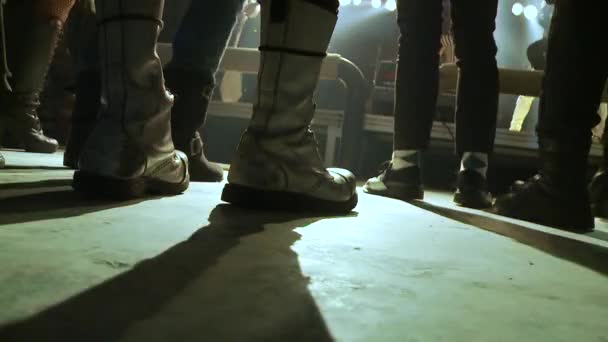 Ноги бьют ритм на концерте в Корее — стоковое видео