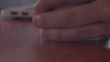 Kadın bilgisayarda çalışıyor ve kahve içiyor.