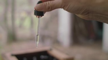 Pipet kullanan tanınmayan kişi