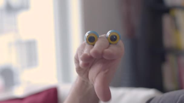장난감 눈을 가진 남자 손 — 비디오