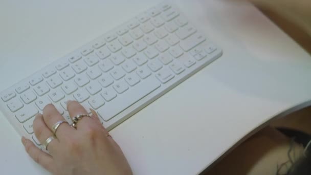 Mujer usando teclado para una obra — Vídeos de Stock