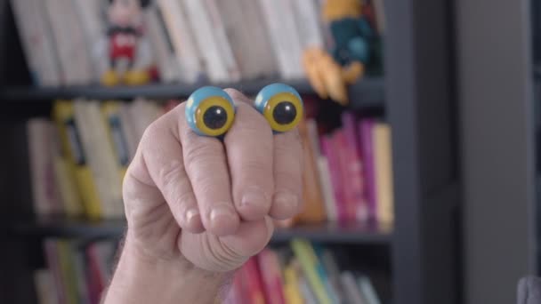 一只长着玩具眼睛的男性手 — 图库视频影像