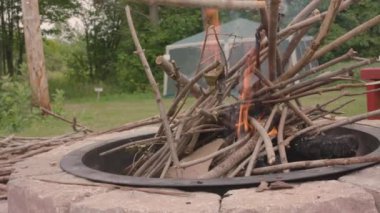 Piknikte kamp ateşi yakıyorum.