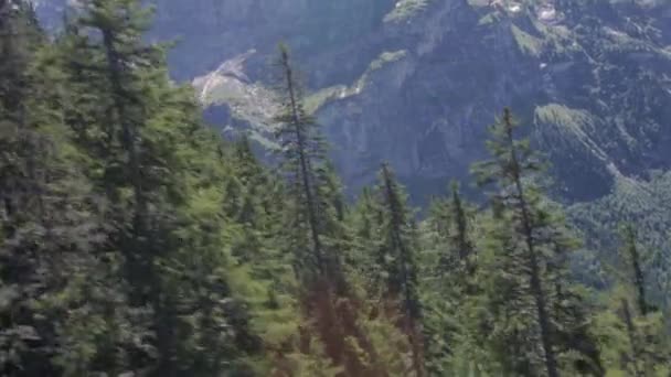 Landschaft von Pralognan la Vanoise aus der Seilbahn — Stockvideo