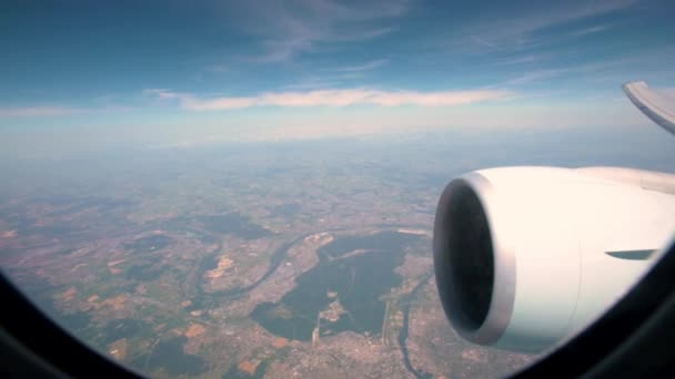 Крыло самолета, летящего над землей — стоковое видео