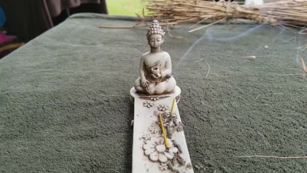 Hintli tanrı heykelciği tütsüyle — Stok video