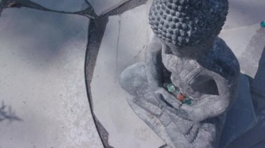 Cam topları olan küçük bir heykel.